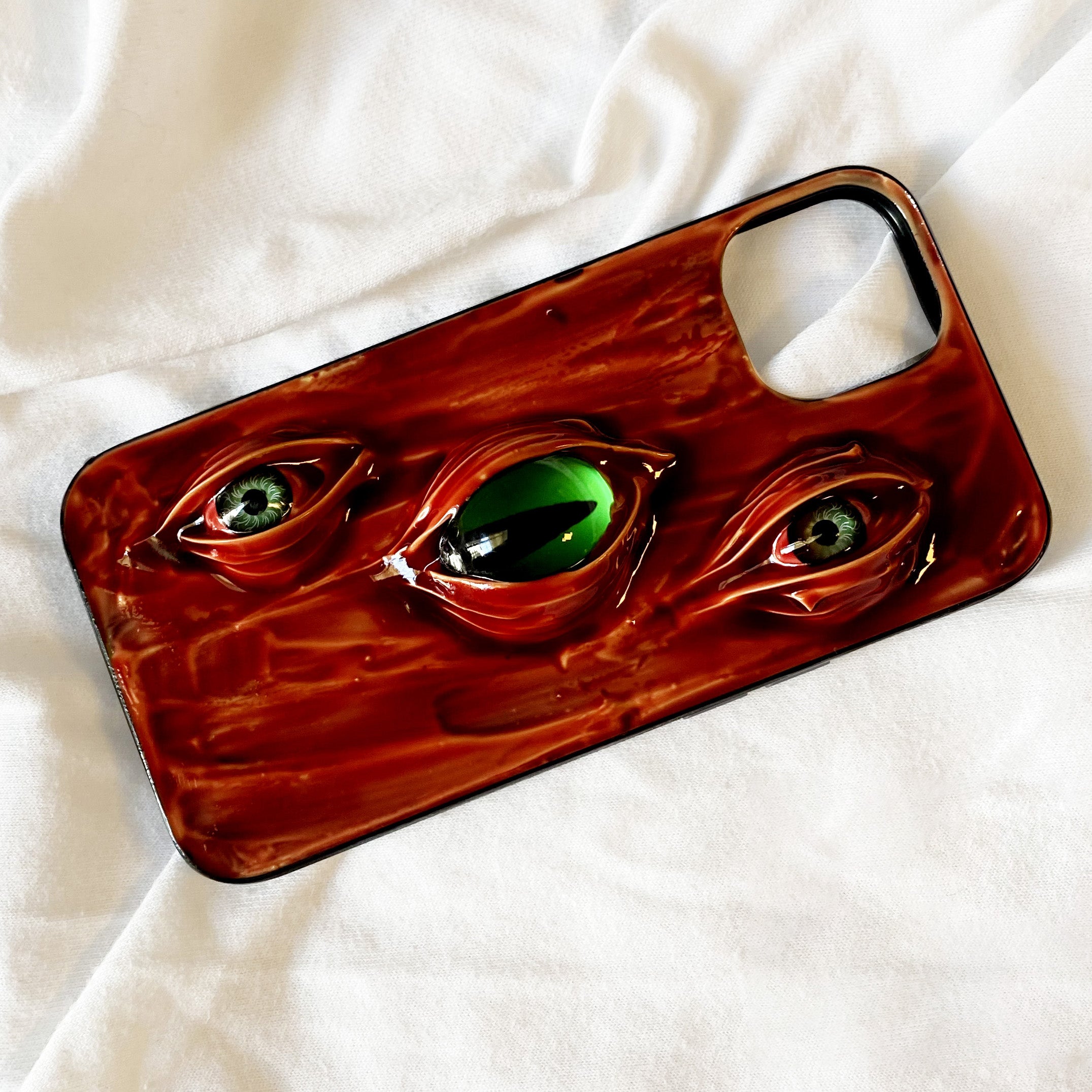 Handmade Cthulhu Eye Phone Case – Spooky Gothic Design