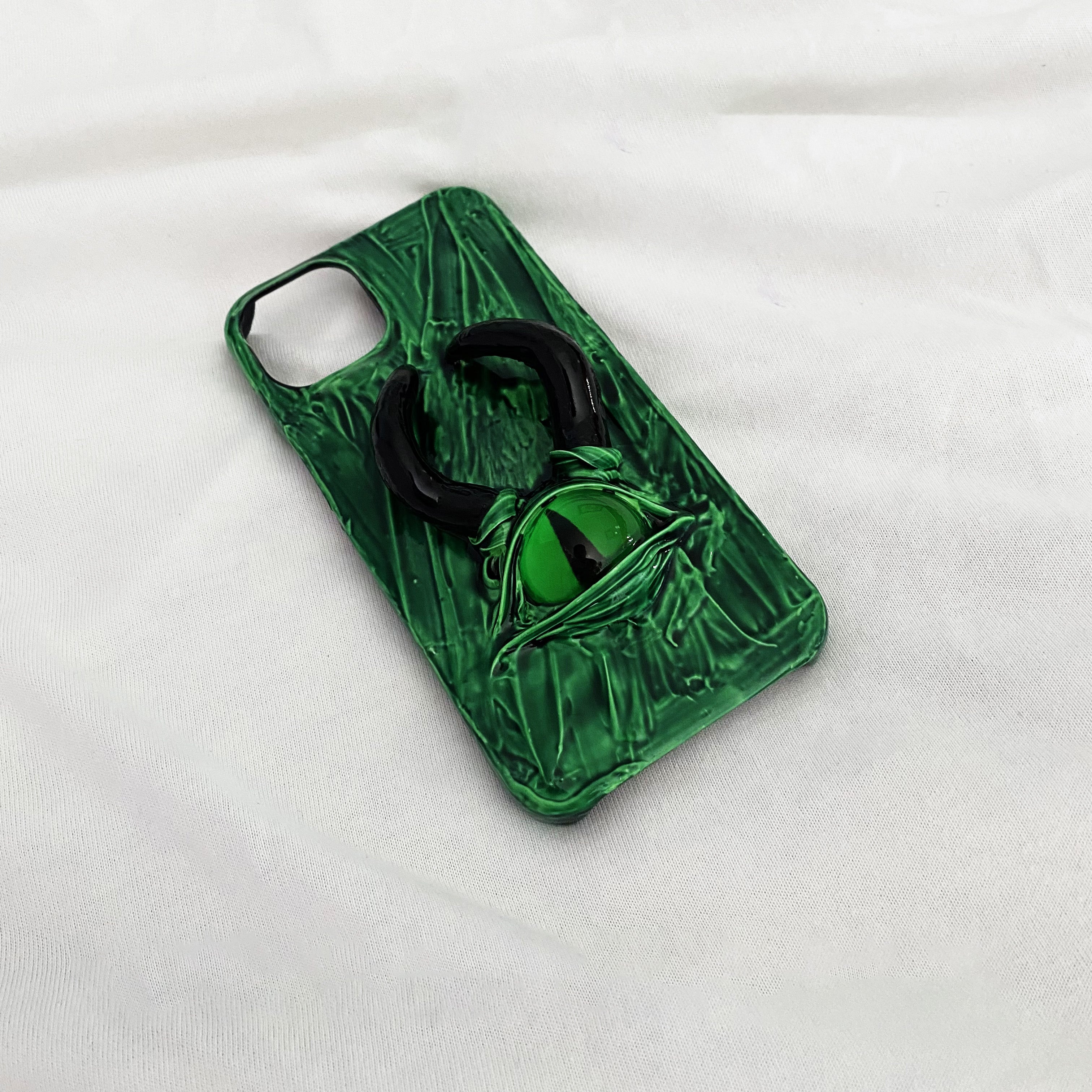 Handmade Cthulhu Eye Phone Case – Spooky Gothic Design