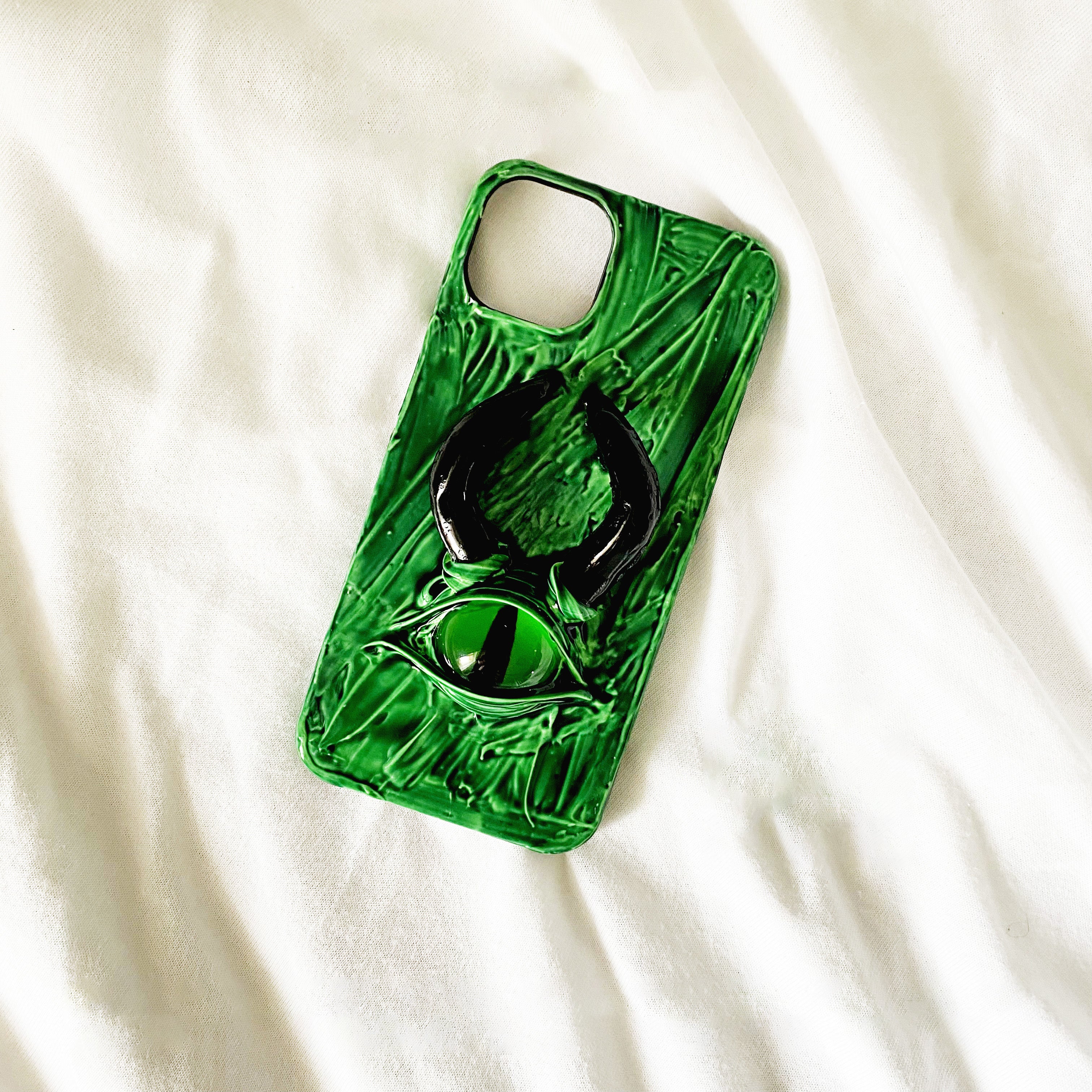 Handmade Cthulhu Eye Phone Case – Spooky Gothic Design