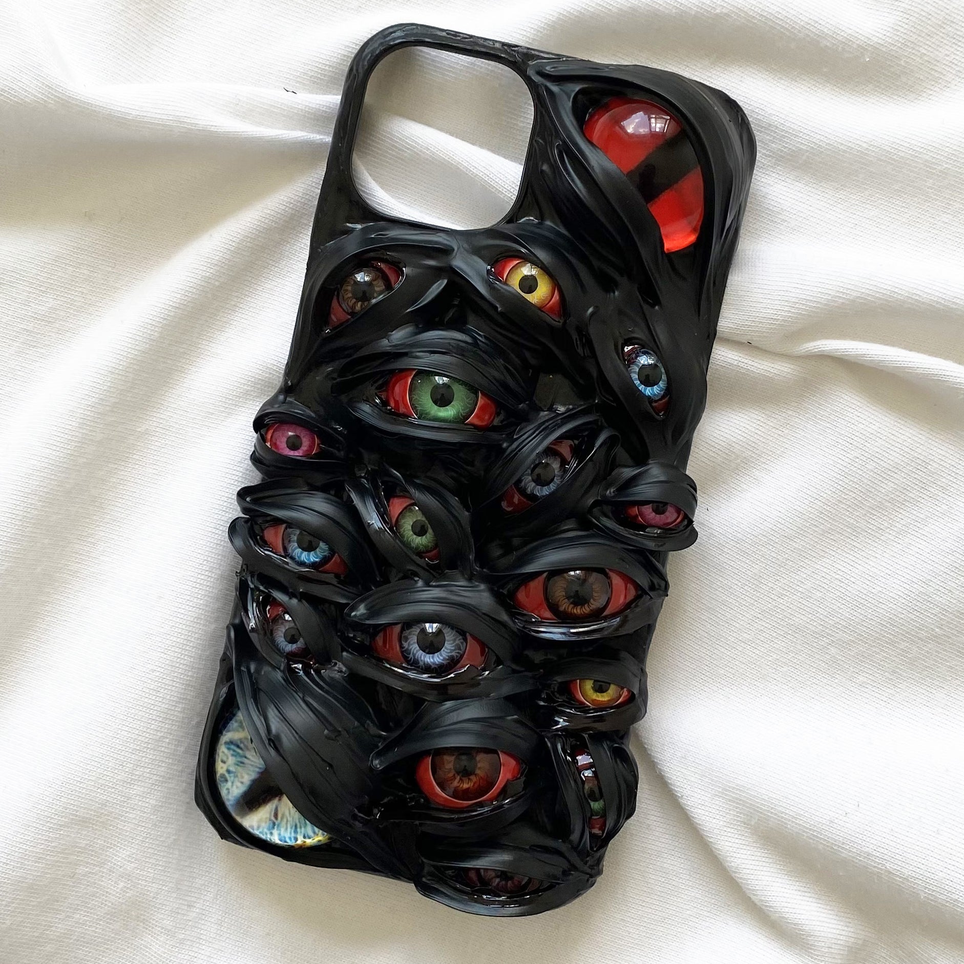 Handmade Cthulhu Eye Phone Case – Spooky Gothic Design