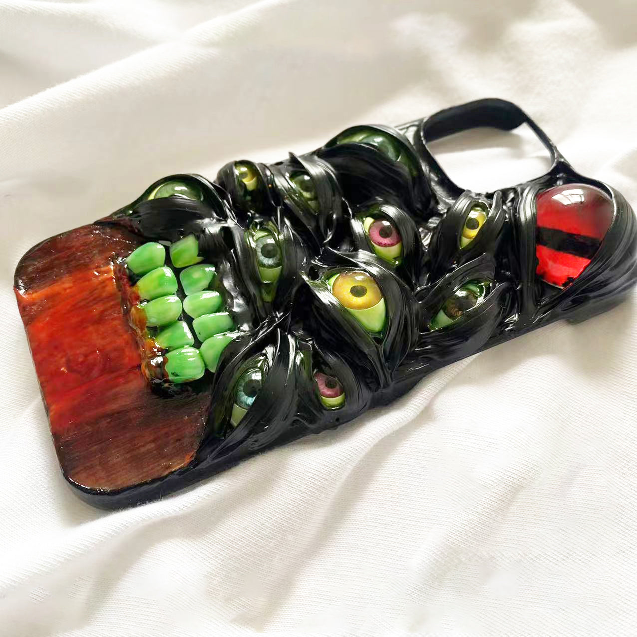Handmade Cthulhu Eye Phone Case – Spooky Gothic Design
