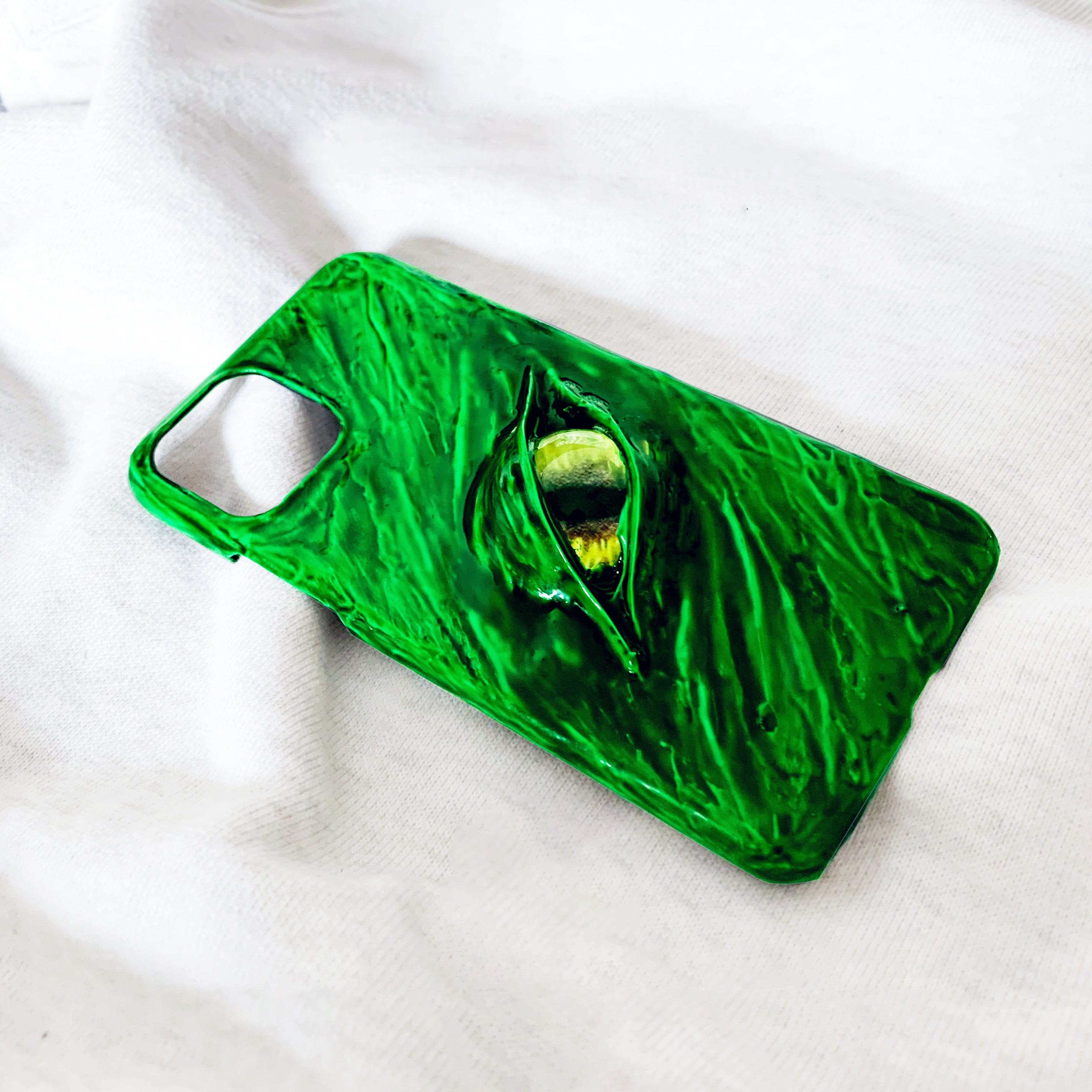 Handmade Cthulhu Eye Phone Case – Spooky Gothic Design