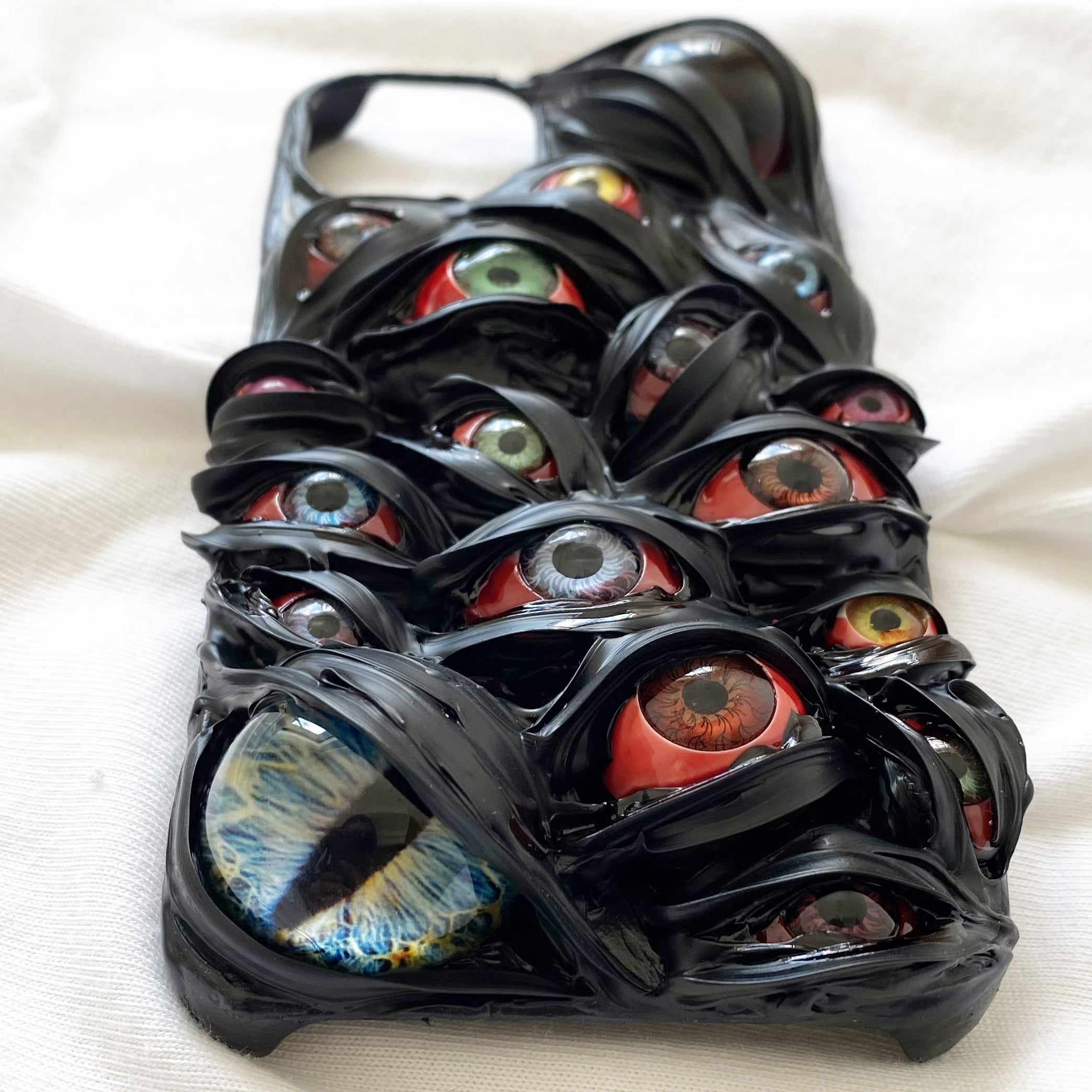 Handmade Cthulhu Eye Phone Case – Spooky Gothic Design